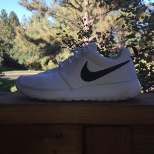 Size 5 Women’s Black and White Nike Roshe Runs